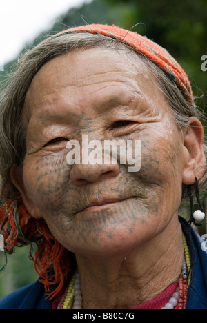 Vieille dame de Dulong peuple minoritaire avec tatouages visage traditionnel, Province du Yunnan, Chine Banque D'Images