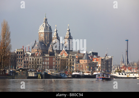 Oude Kerk (vieille église) à partir de l'Amstel, Amsterdam, Pays-Bas Banque D'Images