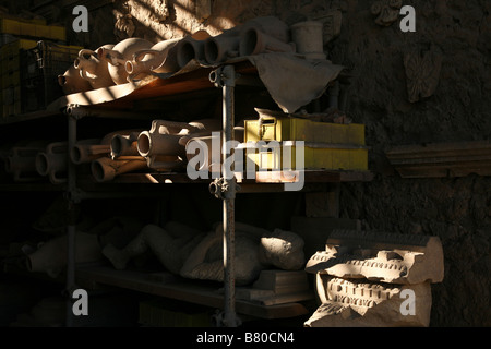 Poteries anciennes et un plâtre de l'une des victimes de l'éruption du Vésuve en 79 après à Pompéi, Italie. Banque D'Images