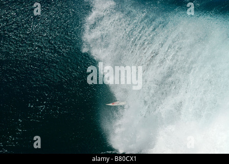 Big Wave Surf à Honolua Bay sur l'île hawaïenne de Maui Banque D'Images