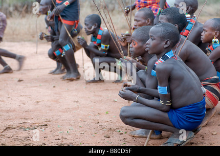 Les jeunes guerriers au jumping de la tribu Hamer cérémonie bull Afrique Ethiopie Banque D'Images