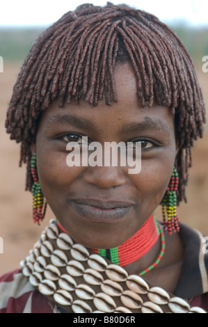 Jolie jeune fille Hamer au jumping de l'Afrique Ethiopie cérémonie bull Banque D'Images