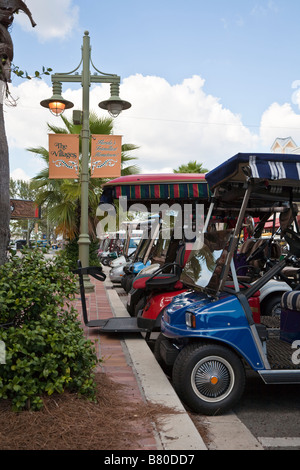 Des voiturettes de golf stationnée le long de la rue principale dans les villages de la communauté de retraite dans le centre de la Floride, USA Banque D'Images