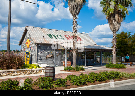 Des capacités dans les villages de la communauté de retraite en Floride Centrale décorée avec des meubles anciens et des souvenirs de la pompe à essence Banque D'Images