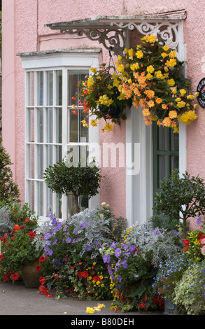 Ville rurale typique cottage avec baie vitrée et affichage floral à l'extérieur en Usk Monmouthshire South Wales UK Banque D'Images