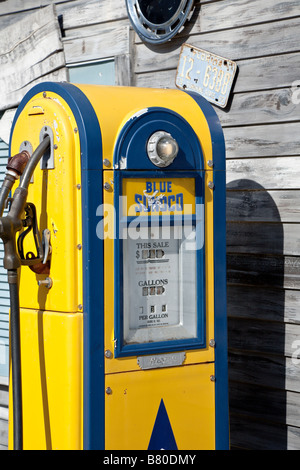 Pompe à essence carburant antique en regard de la construction à ossature de bois dans les villages de la communauté de retraite dans le centre de la Floride, USA Banque D'Images