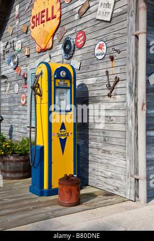 Pompe à essence carburant anciens et décorations sur bâtiment à ossature de bois dans les villages de la communauté de retraite dans le centre de la Floride, USA Banque D'Images