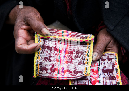 Une femme de la région de la Bolivie montre, Tarabuco les marchandises qu'elle vend Banque D'Images