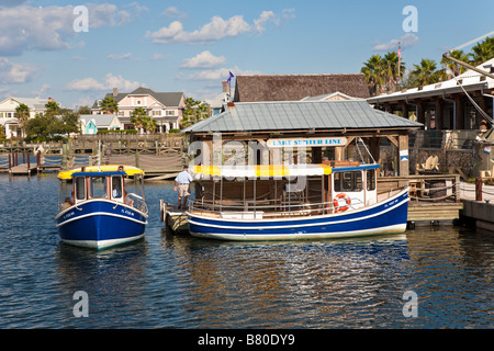 Ferry transporte des passagers sur le lac de cerise dans les villages de la communauté de retraite dans le centre de la Floride, USA Banque D'Images