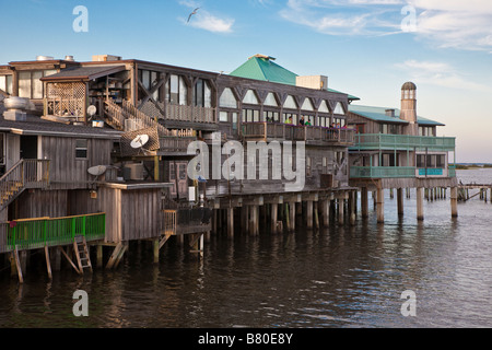 Structure en bois de restaurants et boutiques de cadeaux est situé sur le bord de la ville historique de Cedar Key, Florida, USA Banque D'Images