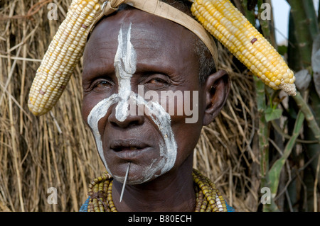 L'homme tribal Karo avec le maïs doux sur la tête de l'Afrique Ethiopie Omovalley Banque D'Images