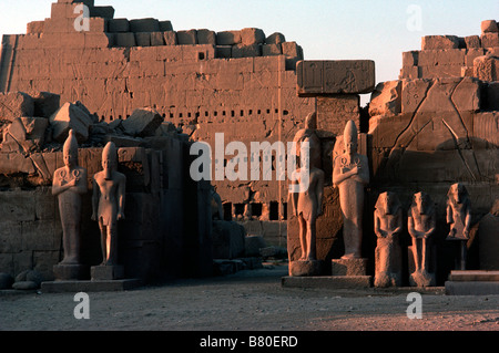 L'Égypte. Par l'entrée de la porte sud du Temple de Karnak à Louxor. Photographié au lever du soleil. Banque D'Images