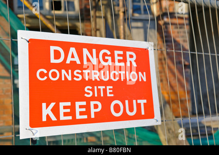 Site de construction d'échafaudages, et l'escrime site avec inscription "danger Site de construction. Tenir hors' Banque D'Images