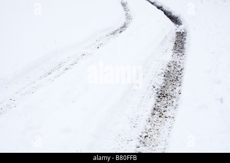 Les chenilles du tracteur dans la neige. Banque D'Images