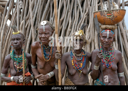 Les vieilles femmes de la tribu des Dasanech Omovalley Afrique Ethiopie Banque D'Images