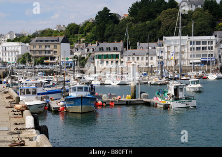 Bateaux de pêche dans le port français assez à Audierne en Bretagne, France Banque D'Images