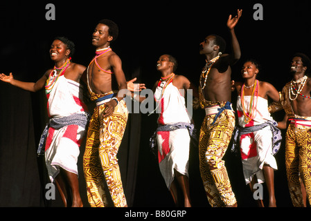 Les danseurs africains de Côte d'Ivoire (Ivory Coast) en Afrique de l'exécution d'une danse traditionnelle en costume sur scène Banque D'Images