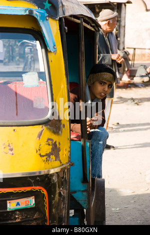 Garçon en rickshaw Bikaner Rajasthan Inde Banque D'Images