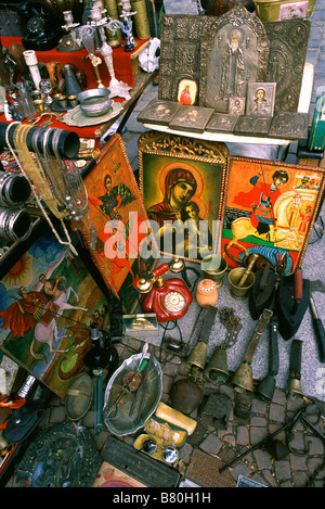 Icônes religieuses, vieux téléphone, cloches en vente au marché aux puces près de la cathédrale Alexandre Nevski à Sofia, Bulgarie. Banque D'Images