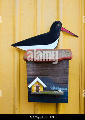 Boîte aux lettres peinte à l'extérieur de la maison dans le village sur la côte de Swedens Bohuslan 2 Banque D'Images