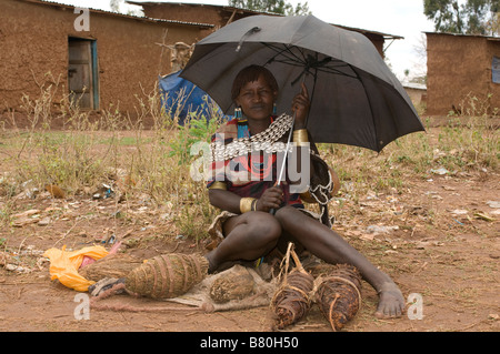 L'Aari femme dans un cadre de la vente de produits locaux, vallée de l'Omo, Ethiopie Afrique Banque D'Images