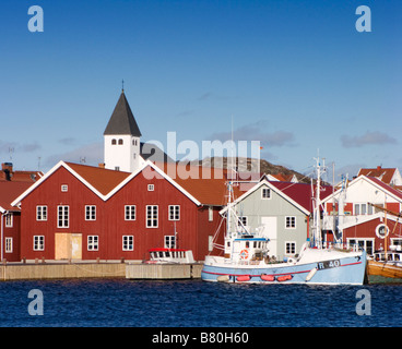 Maisons peintes de couleurs vives dans le village de Skarhamn sur la côte suédoise de Bohuslan Banque D'Images