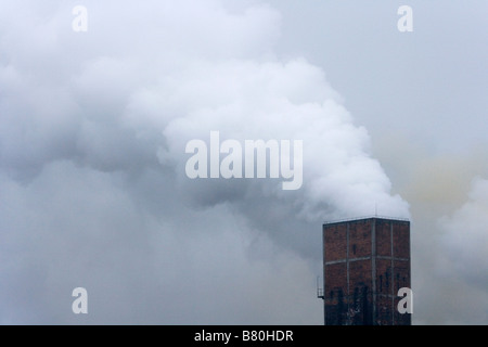 Le canton de cheminée d'usine locale donner hors Chine fumée Banque D'Images