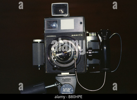 Ancien utilisé Mamiya universal appareil moyen format avec objectif grand angle et finder sur trépied Banque D'Images