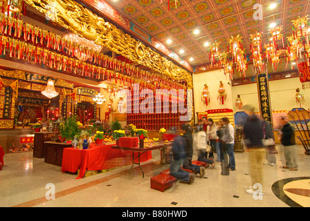 Intérieur du temple Thien Hau, un Temple taoïste dans le quartier chinois de Los Angeles. Banque D'Images