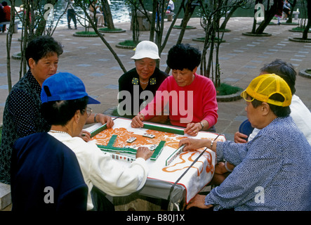 Les femmes chinoises, les femmes, les joueurs de Mahjong, jouer au mahjong, Green Lake Park, parc Cuihu Gongyuan, Kunming, Province du Yunnan, Chine Banque D'Images