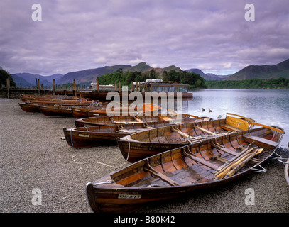 L'Aviron bateaux amarrés à Derwentwater, Lake District Banque D'Images