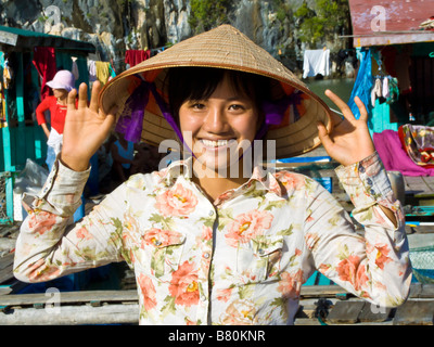 Vietnamienne portant Chapeau conique traditionnel de la baie de Halong Vietnam JPH0163 Banque D'Images