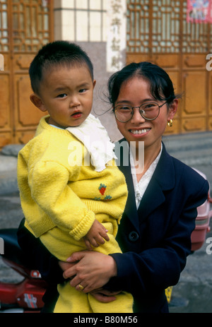 Bai-ethniques personnes mère et fils jeune femme et garçon enfant mâle minorité ethnique de la ville de Dali de la province de Yunnan Chine Asie Banque D'Images