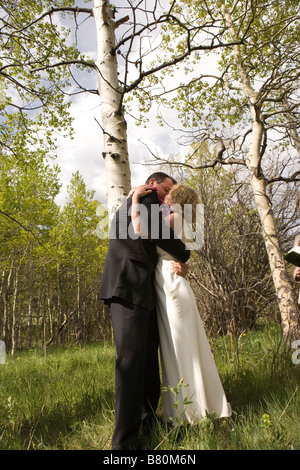 Faire place au jeunes mariés après la cérémonie du mariage dans une forêt du Colorado Banque D'Images