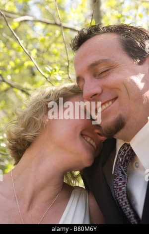 Portrait of Bride and Groom smiling together en plein air après la cérémonie Banque D'Images