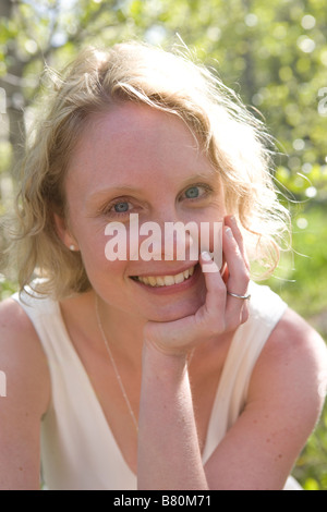 Portrait de jolie femme portant une robe avec des cheveux au soleil en plein air Banque D'Images