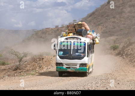 Bus chargé sur une route poussiéreuse dans le sud de l'Éthiopie, Afrique du Sud Banque D'Images