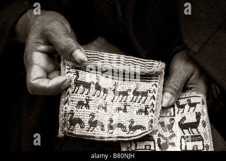 Une femme de la région de la Bolivie montre, Tarabuco les marchandises qu'elle vend Banque D'Images