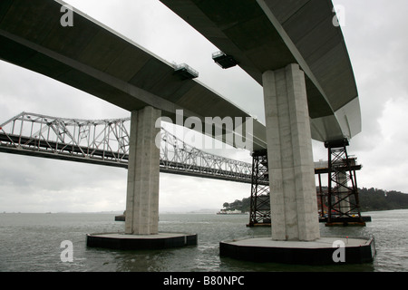 Nouveau l'Est de l'envergure de la Oakland-San Francisco Bay Bridge en construction à côté des vieux est de Span Banque D'Images
