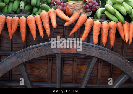 Losded flottante avec des fruits et légumes à la Fiesta del Pino in Firgas sur Gran Canaria dans les îles Canaries. Banque D'Images