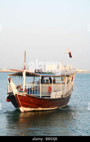 Un petit plaisir en dhow touristes en voyage autour de la baie de Doha Qatar décembre 2008 Port de Doha sont des bâtiments en arrière-plan Banque D'Images