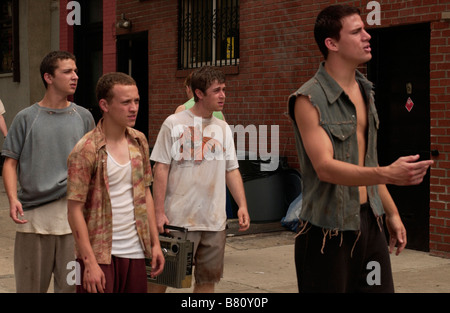 Un guide pour reconnaître vos saints un guide pour reconnaître vos saints Année : 2006 USA Shia LaBeouf, Martin Compston, Adam Scarimbolo, Peter Tambakis Réalisateur : Dito Montiel Banque D'Images