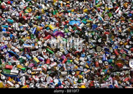 Des piles de boîtes de bière d'aluminium et boîtes de conserve alimentaires contenants des boissons Banque D'Images