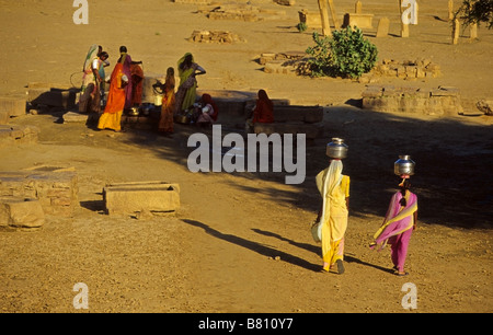 Les femmes du village la collecte de l'eau d'un puits dans le désert de Thar, près de Rajasthan Jaisalmer Banque D'Images