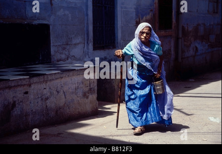 Une vieille femme marche dans les rues de Jodhpur Banque D'Images