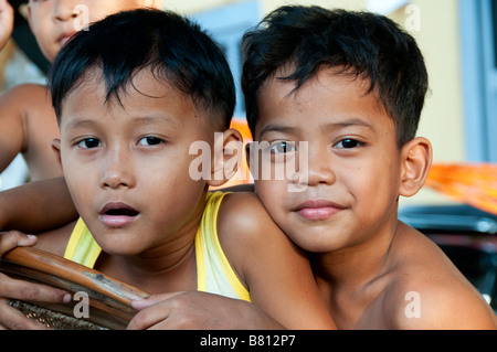 Deux garçons jouant à Phnom Penh, Cambodge Banque D'Images