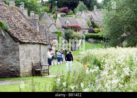 La célèbre cottages d'Arlington Row qui étaient à une époque tisserands cottages avec les touristes de prendre des photos Banque D'Images