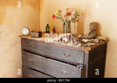 Ensemble de tirages dans maison abandonnée sur La Gomera dans les îles Canaries. Surface recouverte de plâtre de plafond s'est effondré. Banque D'Images