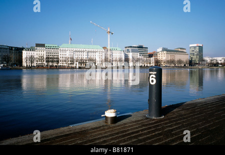 Feb 6, 2009 - Vue de l'hôtel Four Seasons de vapeur à quai Jungfernstieg (Binnenalster) Inner Alster à Hambourg. Banque D'Images