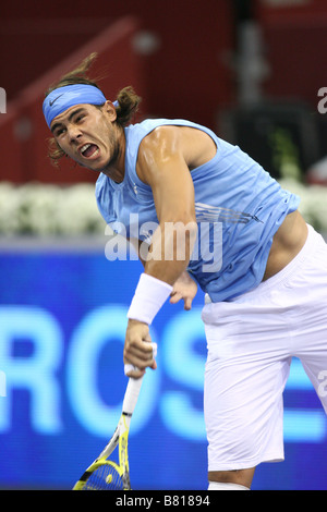 Rafael Nadal sert à l'occasion d'un match dans la série Master 2008 de Madrid Banque D'Images